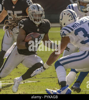 Oakland, la California, Stati Uniti d'America. 28 ott 2018. Oakland Raiders wide receiver Dwayne Harris (17) corre da Indianapolis Colts sicurezza forte Mike Mitchell (34) Domenica, Ottobre 28, 2018 a Oakland-Alameda County Coliseum a Oakland, in California. Il Colts ha sconfitto i raider 42-28. Credito: Al di Golub/ZUMA filo/Alamy Live News Foto Stock