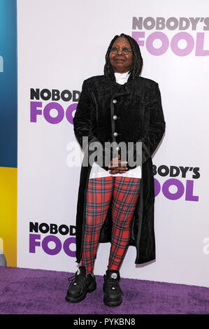 NEW YORK, NY - 28 ottobre: Whoopi Goldberg assiste 'Nessuno il fool' New York Premiere a AMC Lincoln Square Theatre su ottobre 28, 2018 a New York City. Credito: Ron Adar/Alamy Live News Foto Stock