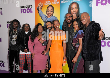 NEW YORK, NY - 28 ottobre: (L-R) Michael Blackson, Whoopi Goldberg, Amber Riley, Omari Hardwick, Tika Sumpter, Tyler Perry, Tiffany Haddish e ruscelli di Mehcad frequentare la prima mondiale di "Nessuno il fool' a AMC Lincoln Square Theatre su ottobre 28, 2018 a New York City. Credito: Ron Adar/Alamy Live News Foto Stock