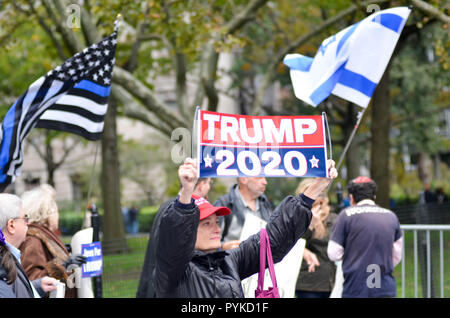 Un dimostrante visto tenendo un pro Trump cartellone. Centinaia di manifestanti contatore anche raccolti a Battery Park di New York City che chiede di impeachment del presidente Donald Trump. Foto Stock