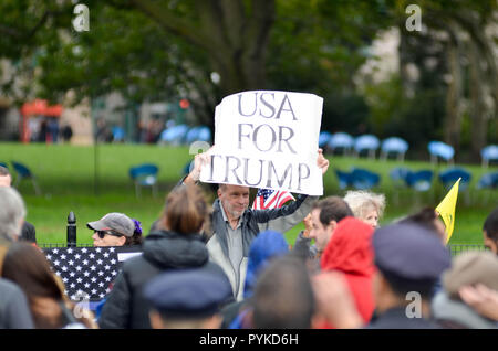 Manhattan, New York, Stati Uniti d'America. 28 ott 2018. Un dimostrante visto tenendo un pro targhetta Trump.centinaia di manifestanti contatore anche raccolti a Battery Park di New York City che chiede di impeachment del presidente Donald Trump. Credito: Ryan Rahman SOPA/images/ZUMA filo/Alamy Live News Foto Stock