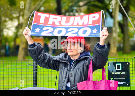 Manhattan, New York, Stati Uniti d'America. 28 ott 2018. Un dimostrante visto tenendo un pro targhetta Trump.centinaia di manifestanti contatore anche raccolti a Battery Park di New York City che chiede di impeachment del presidente Donald Trump. Credito: Ryan Rahman SOPA/images/ZUMA filo/Alamy Live News Foto Stock