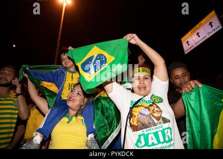 Rio De Janeiro, Brasile. 28 ott 2018. I sostenitori di Jair Bolsonaro celebrare la sua vittoria in Rio de Janeiro, Brasile, 28 ottobre 2018. Il Brasile è a destra candidato Jair Bolsonaro del Sociale liberale Partito ha vinto il paese presidenziali run-off di domenica, secondo Brasile del Tribunale Superiore Elettorale (TSE). Credito: Li Ming/Xinhua/Alamy Live News Foto Stock