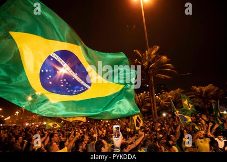 Rio De Janeiro, Brasile. 28 ott 2018. I sostenitori di Jair Bolsonaro celebrare la sua vittoria in Rio de Janeiro, Brasile, 28 ottobre 2018. Il Brasile è a destra candidato Jair Bolsonaro del Sociale liberale Partito ha vinto il paese presidenziali run-off di domenica, secondo Brasile del Tribunale Superiore Elettorale (TSE). Credito: Li Ming/Xinhua/Alamy Live News Foto Stock