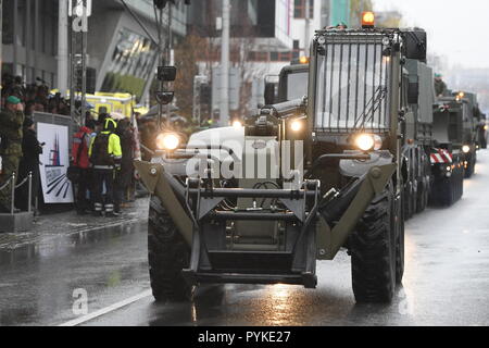 Praga, Repubblica Ceca. 28 ott 2018. Parata militare in occasione del centesimo anniversario della Cecoslovacchia la costituzione, al quale hanno partecipato il Presidente ceco Zeman e U.S. Il Segretario della Difesa James Mattis, ha avuto luogo sulla strada europeo a Praga, nella Repubblica ceca il 28 ottobre 2018. Credito: Ondrej Deml/CTK foto/Alamy Live News Foto Stock