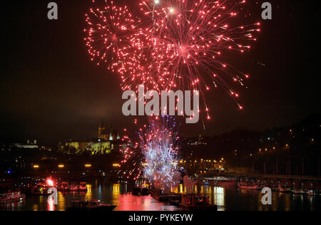 Praga, Repubblica Ceca. 28 ott 2018. Migliaia di persone hanno guardato il Praga fuochi d' artificio marcatura 100 anni dalla nascita della Cecoslovacchia nonostante il freddo e la pioggia su ottobre 28, 2018 a Praga, Repubblica Ceca. Credito: Michaela Rihova/CTK foto/Alamy Live News Foto Stock