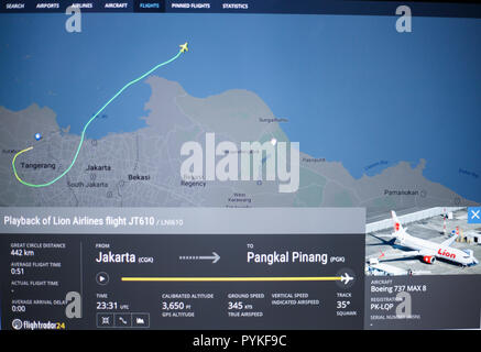 Screengrab. 29 ott 2018. La traiettoria del velivolo è visto nella Flightradar24 applicazione del Lion Air JT 610 incidente aereo nel mare di Giava, Karawang, West Java. Indonesiano funzionari (Basarnas) detto 188 persone erano a bordo. Credito: SOPA Immagini limitata/Alamy Live News Foto Stock