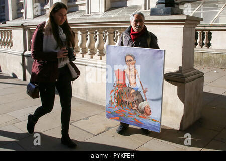 A Downing Street, Londra, Regno Unito. 29 ott 2018. Artista Kaya Mar con uno dei suoi dipinti raffiguranti il Cancelliere dello Scacchiere Philip Hammond e del Primo ministro britannico in una situazione Brexit sul giorno di bilancio, Downing Street. Credito: Dinendra Haria/Alamy Live News Foto Stock