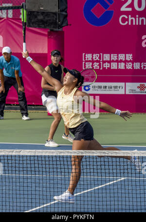 Nanning, Nanning, Cina. 29 ott 2018. Nanning, CINA-cinese giocatore di tennis Qiuyu Ye e sud coreani tennista Kim Narae vincere la medaglia d'Oro al 2018 della Federazione Internazionale di Tennis in Nanning, southwest ChinaÃ¢â'¬â"¢s nel Guangxi. Credito: SIPA Asia/ZUMA filo/Alamy Live News Foto Stock