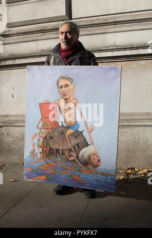 Londra, Regno Unito. 29 ott 2018. Chansonnier Kaya Mar sorge al di fuori di Downing Street con un dipinto del Cancelliere dello scacchiere britannico Philip Hammond befiore egli offre il bilancio di autunno e l' ultima prima Brexit Credito: amer ghazzal/Alamy Live News Foto Stock