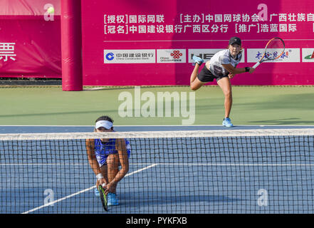 Nanning, Nanning, Cina. 29 ott 2018. Nanning, CINA-cinese giocatore di tennis Qiuyu Ye e sud coreani tennista Kim Narae vincere la medaglia d'Oro al 2018 della Federazione Internazionale di Tennis in Nanning, southwest ChinaÃ¢â'¬â"¢s nel Guangxi. Credito: SIPA Asia/ZUMA filo/Alamy Live News Foto Stock