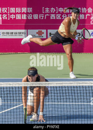 Nanning, Nanning, Cina. 29 ott 2018. Nanning, CINA-cinese giocatore di tennis Qiuyu Ye e sud coreani tennista Kim Narae vincere la medaglia d'Oro al 2018 della Federazione Internazionale di Tennis in Nanning, southwest ChinaÃ¢â'¬â"¢s nel Guangxi. Credito: SIPA Asia/ZUMA filo/Alamy Live News Foto Stock