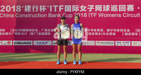 Nanning, Nanning, Cina. 29 ott 2018. Nanning, CINA-cinese giocatore di tennis Qiuyu Ye e sud coreani tennista Kim Narae vincere la medaglia d'Oro al 2018 della Federazione Internazionale di Tennis in Nanning, southwest ChinaÃ¢â'¬â"¢s nel Guangxi. Credito: SIPA Asia/ZUMA filo/Alamy Live News Foto Stock