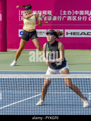 Nanning, Nanning, Cina. 29 ott 2018. Nanning, CINA-cinese giocatore di tennis Qiuyu Ye e sud coreani tennista Kim Narae vincere la medaglia d'Oro al 2018 della Federazione Internazionale di Tennis in Nanning, southwest ChinaÃ¢â'¬â"¢s nel Guangxi. Credito: SIPA Asia/ZUMA filo/Alamy Live News Foto Stock