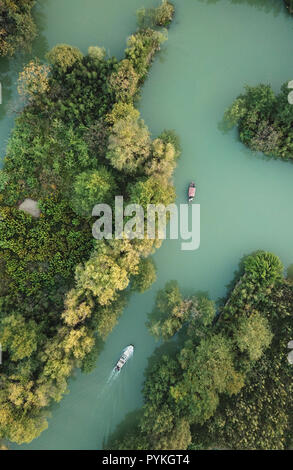 Hangzhou. 29 ott 2018. Foto aeree prese su Ott. 29, 2018 mostra le barche a vela in Nazionale Xixi Wetland Park in Hangzhou, est della Cina di Provincia dello Zhejiang. Credito: Weng Xinyang/Xinhua/Alamy Live News Foto Stock