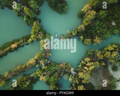 Hangzhou. 29 ott 2018. Foto aeree prese su Ott. 29, 2018 mostra le barche a vela in Nazionale Xixi Wetland Park in Hangzhou, est della Cina di Provincia dello Zhejiang. Credito: Weng Xinyang/Xinhua/Alamy Live News Foto Stock