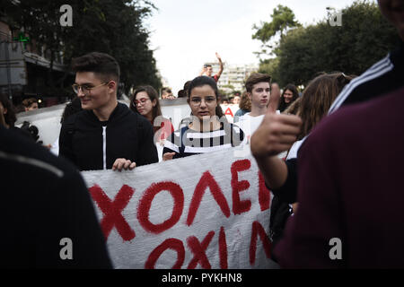 Salonicco, Grecia. 29 ott 2018. Gli studenti in possesso di un banner come essi marzo durante un governo anti-protesta. Centinaia di scuola greca gli studenti hanno protestato presso la northern città greca di Salonicco contro la scuola superiore di educazione plannes riforme da parte del governo greco. Credito: Giannis Papanikos/ZUMA filo/Alamy Live News Foto Stock