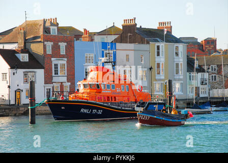 Weymouth Dorset, Regno Unito. Il 29 ottobre 2018. Una barca da pesca di capi in mare su un terribilmente freddo mattino a Weymouth Porto Vecchio di credito: stuart fretwell/Alamy Live News Foto Stock