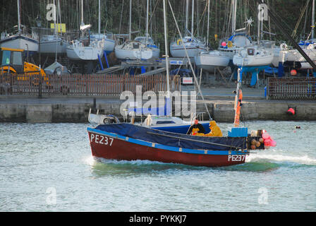 Weymouth Dorset, Regno Unito. Il 29 ottobre 2018. Una barca da pesca di capi in mare su un terribilmente freddo mattino a Weymouth Porto Vecchio di credito: stuart fretwell/Alamy Live News Foto Stock