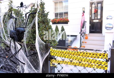 London.UK.29 Ottobre 2018.I residenti di Chelsea a Londra decorano le loro case in festa di Halloween. Credito: Brian Minkoff/Alamy Live News Foto Stock