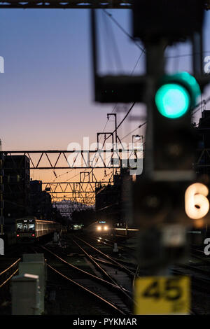 Mt.Fuji e Keio treno linea di sera, vista dalla stazione Sasazuka, Shibuya-Ku Tokyo, Giappone Foto Stock