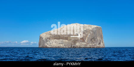 Bass Rock, off North Berwick costa, sito del patrimonio mondiale per l'allevamento di colonia di Northern Sule, Morus bassanus, faro costruito nel 1902 da David Stevenson Foto Stock