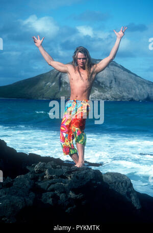 HONOLULU, HI - novembre 23: (esclusivo) Modello/attore David Roman pone a scattare una foto con il 23 novembre 1992 a Honolulu, Oahu, Hawaii. Foto di Barry re/Alamy Stock Photo Foto Stock