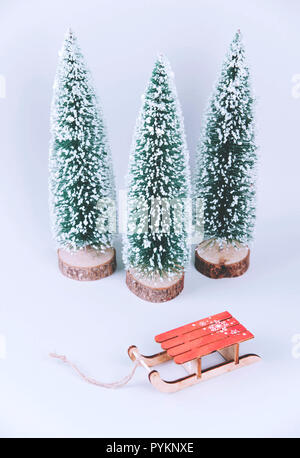 Elegante vintage slitta in legno con albero di natale. Foto Stock