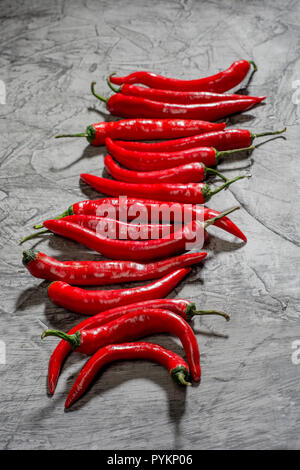 Peperoncino rosso su sfondo concreto, vista dall'alto Foto Stock