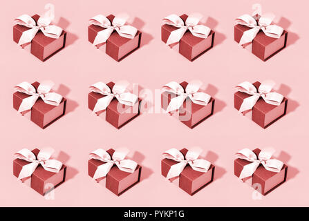 Modello realizzato di rosso confezioni regalo. Foto Stock