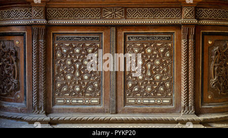 Arabesque due ante di un vecchio mamluk era credenza con decorazioni geometriche, Zeinab Khatoon storica casa al Cairo, Egitto Foto Stock