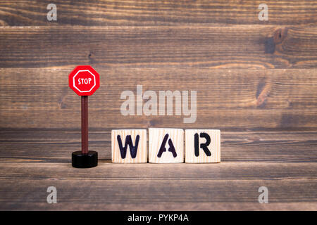Arrestare il concetto di guerra. Lettere di legno con cartello stradale Foto Stock