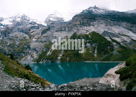 Vista del lago Oeschinen nelle alpi svizzere con belle acque turchesi. Foto Stock