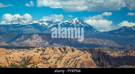 Il fuoristrada viste nel paese di Moab con La Sal Mountains Foto Stock