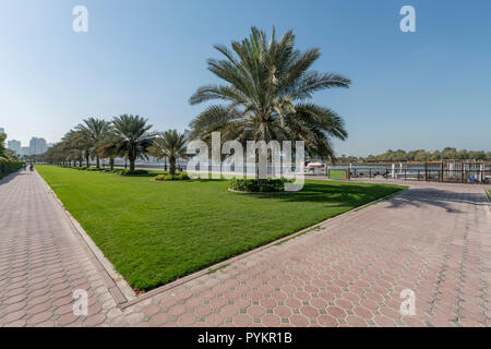 Khalid Lago Trail intorno al bordo del lago di Khalid, noto anche come laguna di Khalid, in Sharjah Emirati Arabi Uniti Foto Stock