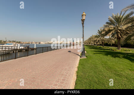 Khalid Lago Trail intorno al bordo del lago di Khalid, noto anche come laguna di Khalid, in Sharjah Emirati Arabi Uniti Foto Stock