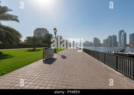 Khalid Lago Trail intorno al bordo del lago di Khalid, noto anche come laguna di Khalid, in Sharjah Emirati Arabi Uniti Foto Stock