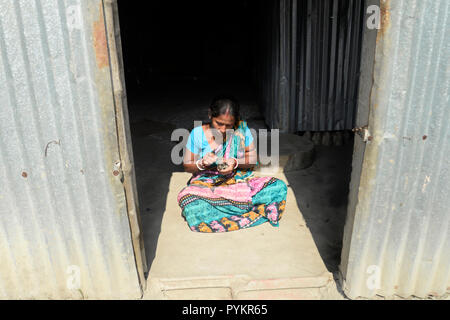 Kolkata, India. 28 ott 2018. La donna rende artigianale idolo di Laxmi e Ganesh a un workshop in anticipo di Dewali. Artigiani occupato facendo idolo di Laxmi e Ganesh in officina nel sobborgo di Calcutta prima della festa di Diwali. Credito: Saikat Paolo/Pacific Press/Alamy Live News Foto Stock