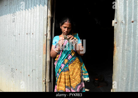 Kolkata, India. 28 ott 2018. La donna rende artigianale idolo di Laxmi e Ganesh a un workshop in anticipo di Dewali. Artigiani occupato facendo idolo di Laxmi e Ganesh in officina nel sobborgo di Calcutta prima della festa di Diwali. Credito: Saikat Paolo/Pacific Press/Alamy Live News Foto Stock