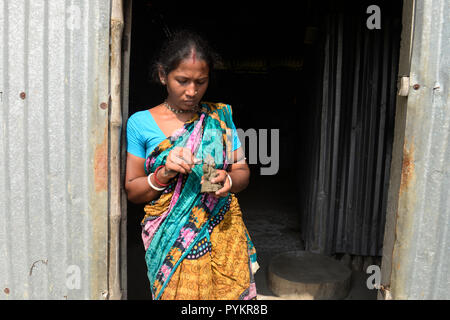 Kolkata, India. 28 ott 2018. La donna rende artigianale idolo di Laxmi e Ganesh a un workshop in anticipo di Dewali. Artigiani occupato facendo idolo di Laxmi e Ganesh in officina nel sobborgo di Calcutta prima della festa di Diwali. Credito: Saikat Paolo/Pacific Press/Alamy Live News Foto Stock