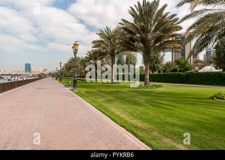 Khalid Lago Trail intorno al bordo del lago di Khalid, noto anche come laguna di Khalid, in Sharjah Emirati Arabi Uniti Foto Stock