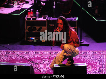 LOS ANGELES, CA - 27 ottobre: cantante e musicista Brandon Boyd di Incubus esegue in concerto il 27 ottobre 2018 a KROQ Costume di Halloween sferico alla fonda Theatre di Los Angeles, California. Foto di Barry re/Alamy Stock Photo Foto Stock