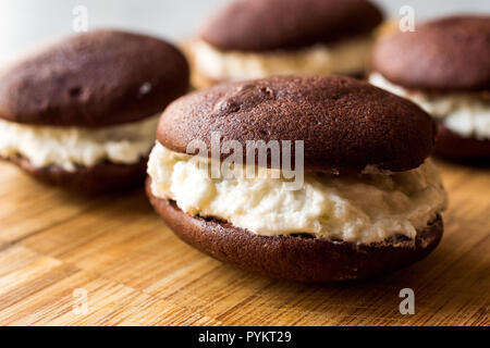 Cioccolato artigianale Whoopie Pies riempito con vaniglia e crema di burro. Concetto di dessert. Foto Stock