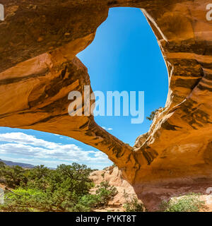 Arco di uranio in Moab Utah contro un cielo blu Foto Stock