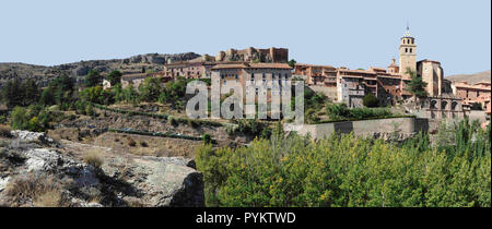 Panorama della città di Albarracin in Spagna.Albarracin è una città spagnola, nella provincia di Teruel, parte della comunità autonoma di Aragona. Foto Stock