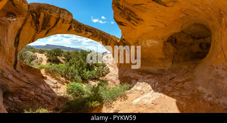 Arco di uranio vista in Moab Utah in una giornata di sole Foto Stock