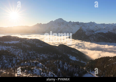 La Valmalenco coperto di nuvole con il monte Disgrazia in background. Malenco Valley, Valtellina, Lombardia, Italia, Europa. Foto Stock