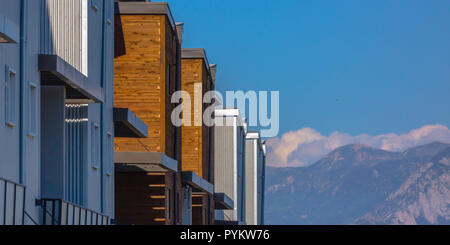 Utah Valley case montagna sovrastante e cielo Foto Stock