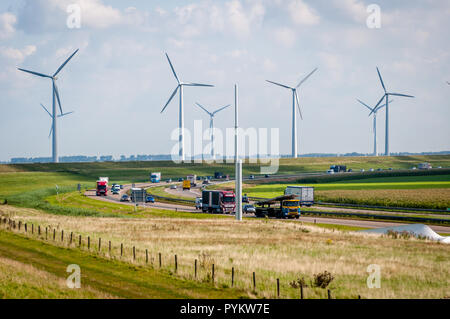 Il traffico e l'energia pulita mulini a vento sul retro Foto Stock