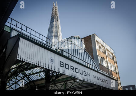 Londen, Regno Unito, 27 oktober 2017: Borough Market con shard sullo sfondo Foto Stock